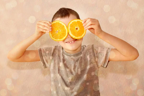 Duas Fatias Laranja Laranjas Frescas Suculentas Segurando Uma Criança Alegre — Fotografia de Stock