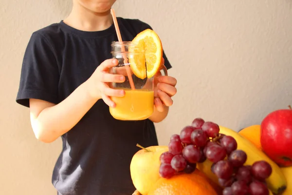 Criança Alegre Menino Segura Frasco Vidro Sua Mão Com Suco — Fotografia de Stock