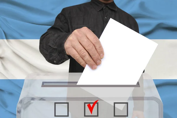 Мужчина Избиратель Опускает Бюллетень Прозрачную Урну Голосования Фоне Государственного Флага — стоковое фото