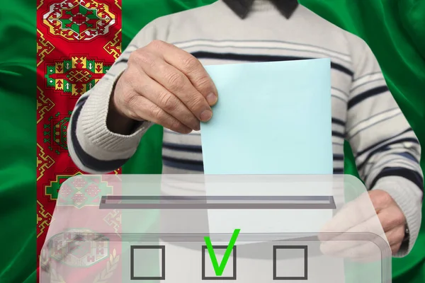 Votante Masculino Baja Boleta Una Urna Transparente Contexto Bandera Nacional — Foto de Stock
