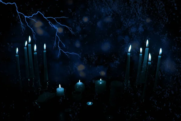 Einem Dunkelblauen Raum Auf Einem Runden Esoterik Tisch Brennen Kerzen — Stockfoto