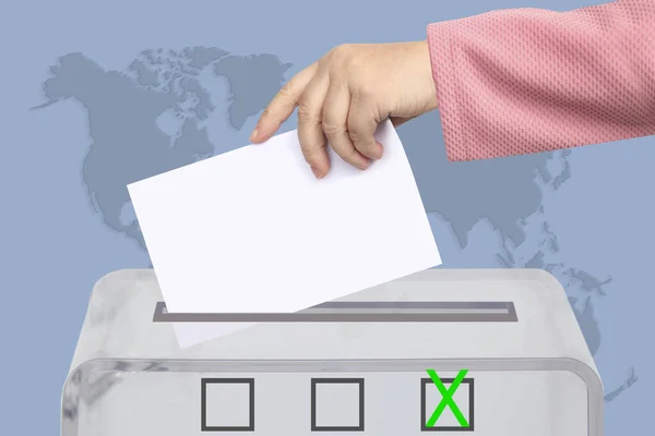 Wyborcy Żeńska Ręka Obniża Karty Głosowania Przejrzystej Urnie Głosowania Tle — Zdjęcie stockowe