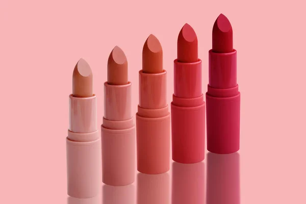 繊細なピンクの背景にマットな口紅のセット ラズベリー ピンク サンゴ 桃の色 クローズアップ 装飾化粧品の概念 — ストック写真