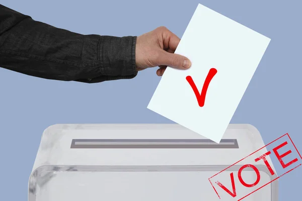 Männliche Hand Eines Wählers Senkt Den Stimmzettel Einer Transparenten Wahlurne — Stockfoto