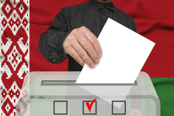Άνδρας Ψηφοφόρος Χαμηλώνει Την Ψηφοφορία Διαφανή Κάλπη Φόντο Την Εθνική — Φωτογραφία Αρχείου