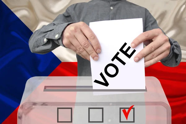 男性の有権者は チェコ共和国の国旗 国家選挙の概念 国民投票を背景に 透明な投票箱の中で投票を下げます — ストック写真