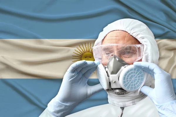 Médico Varón Desinfectante Traje Protector Respirador Gafas Fondo Bandera Nacional — Foto de Stock