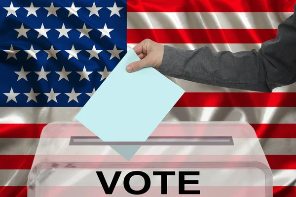 Volič Upustí Hlasování Průhledné Volební Urně Pozadí Národní Vlajky Ameriky — Stock fotografie
