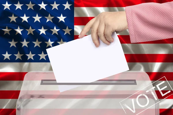 女性有権者はアメリカの国旗 州の選挙の概念 国民投票を背景に透明な投票箱に投票を落とし — ストック写真