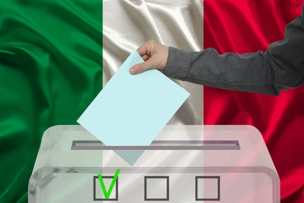 男性の有権者は イタリアの国旗 州の選挙の概念 国民投票の背景にある透明な投票箱で投票を下げます — ストック写真