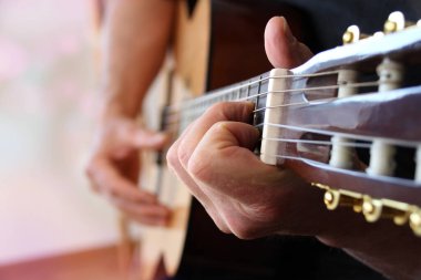 Bir adam gitar çalar, yakın çekim eller, yaratıcılık kavramı, müzik enstrümanları çalmayı öğrenir.