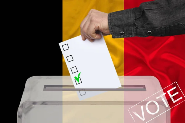 Volič Upustí Hlasování Transparentním Volebním Okénku Pozadí Belgické Národní Vlajky — Stock fotografie