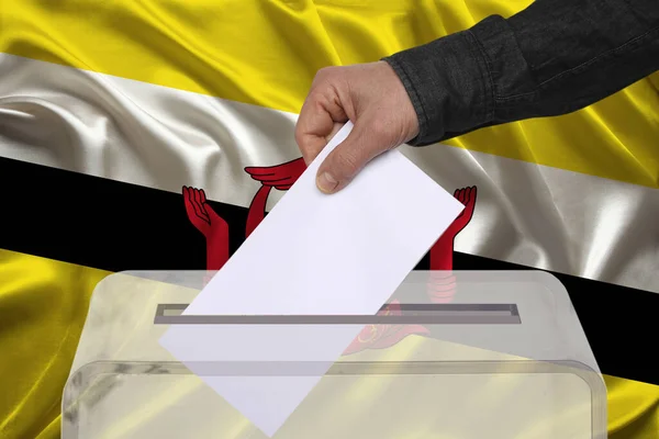 Männlicher Wähler Wirft Einen Stimmzettel Eine Transparente Wahlurne Vor Dem — Stockfoto