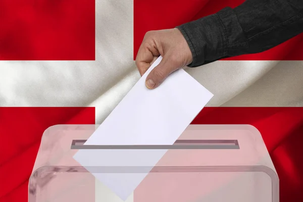 Votante Masculino Deja Caer Una Papeleta Una Urna Transparente Contexto — Foto de Stock