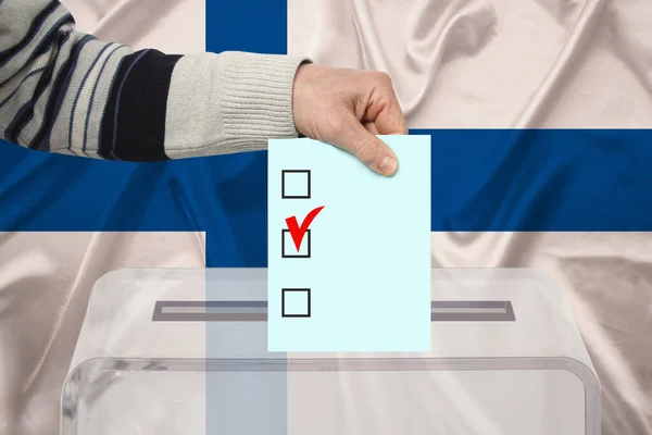 Męski Wyborca Upuszcza Kartę Głosowania Przejrzystej Urnie Głosowania Tle Flagi — Zdjęcie stockowe