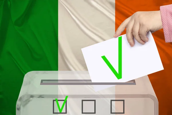 유권자들은 아일랜드 투표의 개념에 반대하는 투표용지를 던진다 — 스톡 사진