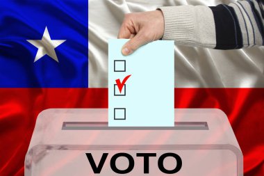 Erkek seçmen, Şili bayrağının arka planında şeffaf bir oy sandığına oy atar, İspanyolca oy verir, devlet seçimleri konsepti, referandum
