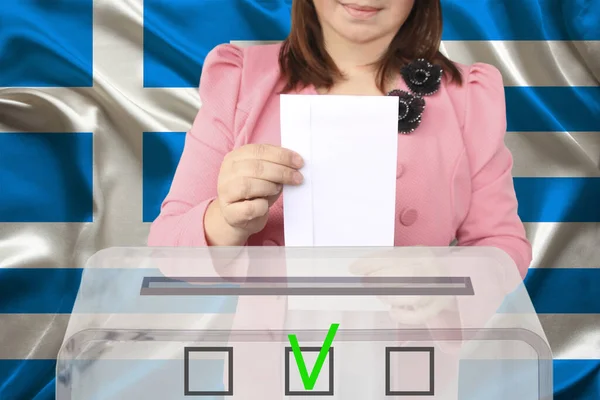 유권자들은 그리스 투표의 개념에 반대하는 투표함에서 투표용지를 낮춘다 — 스톡 사진