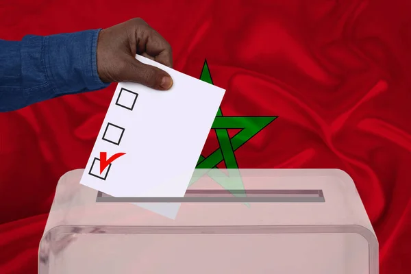 Чоловічий Виборець Кидає Бюлетень Прозорий Бюлетень Проти Національного Прапора Марокко — стокове фото