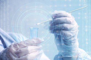 Bilim adamı, doktor bir laboratuvar deney tüpü tutuyor ve DNA, patoloji, virüsler, mavi sanal görüntü, konsept bakterioskopik araştırma metodu için biyolojik materyal testi yapıyor.