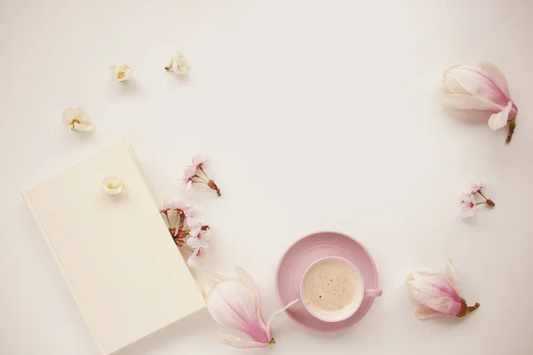 아름다운 부드러운 평상복 베이지 배경의 봉오리 카푸치노 꽃받침의 — 스톡 사진