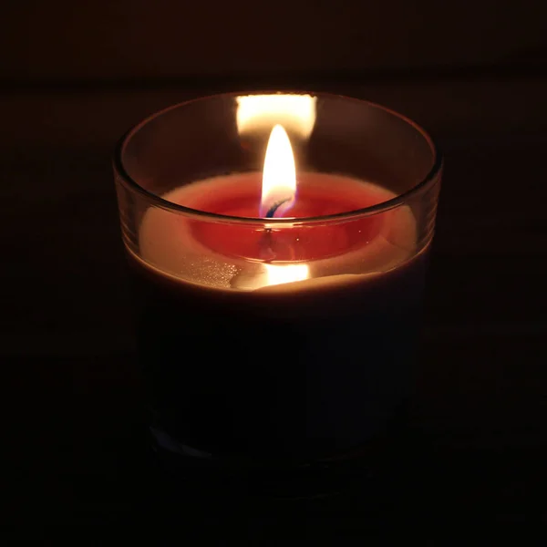 Червона Свічка Горить Яскравим Полум Скляній Свічці Темній Кімнаті Концепція — стокове фото