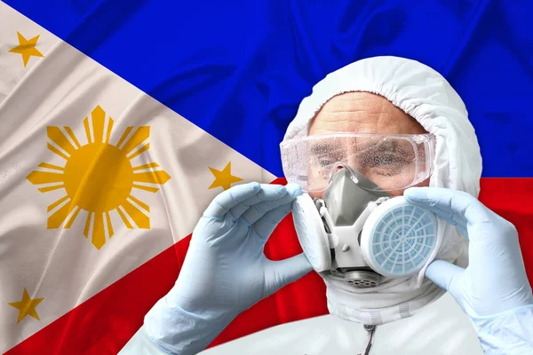 Doctor Masculino Desinfectante Traje Protector Respirador Gafas Fondo Bandera Nacional —  Fotos de Stock