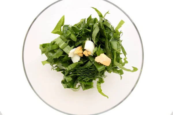 蔬菜沙拉在一个由洋葱 野大蒜和香草组成的玻璃器皿中 是春天健康营养的概念 — 图库照片