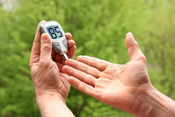 Чоловічі Руки Крупним Планом Чоловік Робить Природний Тест Глюкометром Медична — стокове фото