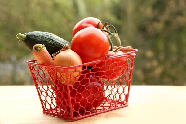 Cesta Comestibles Rojos Con Verduras Tomates Pepino Zanahorias Cebollas Pimentón —  Fotos de Stock