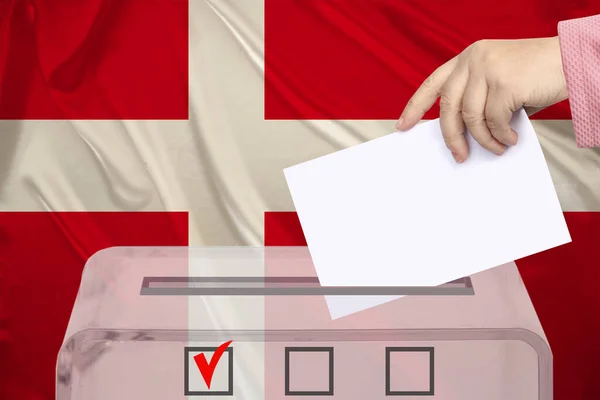 女性有権者は デンマークの国旗 州の選挙の概念 国民投票を背景に 透明な投票箱の中で投票を下げる — ストック写真