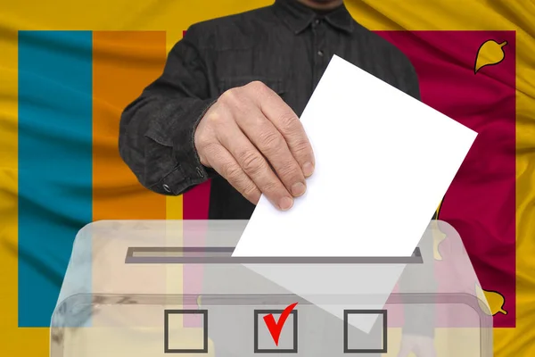 Volič Upustí Hlasovací Lístek Průhledné Volební Urně Pozadí Státní Vlajky — Stock fotografie