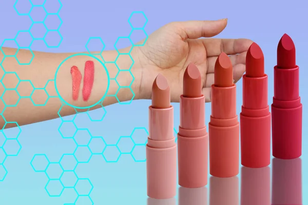 립스틱 튜브와 추상적 스러운 색상의 메이크업 화장품의 — 스톡 사진