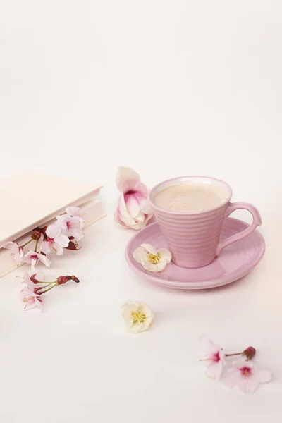 Cangkir Cappuccino Atas Meja Putih Mekar Magnolia Tunas Sebuah Buku — Stok Foto