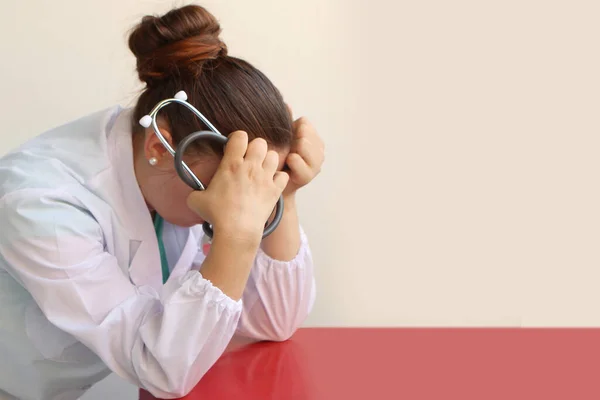 Doctora Con Estetoscopio Mano Cubrió Cabeza Con Sus Manos Concepto —  Fotos de Stock