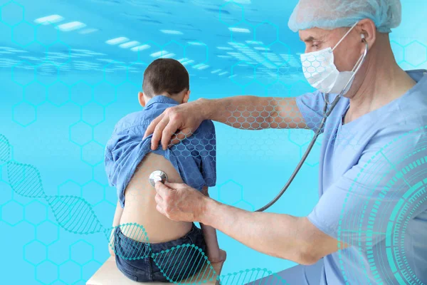 Manlig Läkare Barnläkare Med Medicinskt Stetoskop Lyssnar Lungorna Hos Ett — Stockfoto