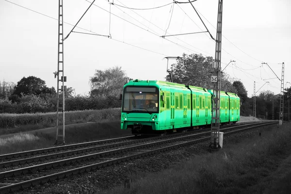 Zielony Pociąg Wagonami Elektryczny Pociąg Szynach Poza Miastem Czarno Białe — Zdjęcie stockowe