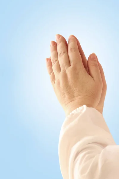 女性の手は神へのアピール 祈りの宗教的概念 悔い改め 罪悪感 祈りによって祈りの中で折り畳まれています — ストック写真