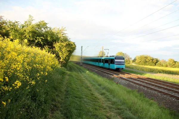 기차와 외곽의 전기차 — 스톡 사진