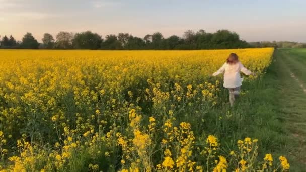 Glad Kvinna Blommande Fält Med Ljusa Rapsfrön Blommor Blå Himmel — Stockvideo