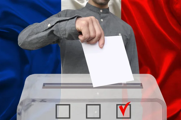 Volič Upustí Hlasování Transparentním Volebním Okénku Pozadí Francouzské Národní Vlajky — Stock fotografie