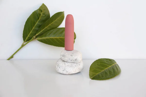 Tube Pink Lipstick Stands Natural White Stones White Background Vibrant — Stock Photo, Image