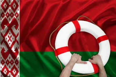 Erkek elleri beyaz bir can simidine tutunarak Beyaz Rusya 'nın ipek ulusal bayrağını, sağlık sigortası, turizm, felaket, insani yardım kavramını destekliyor.