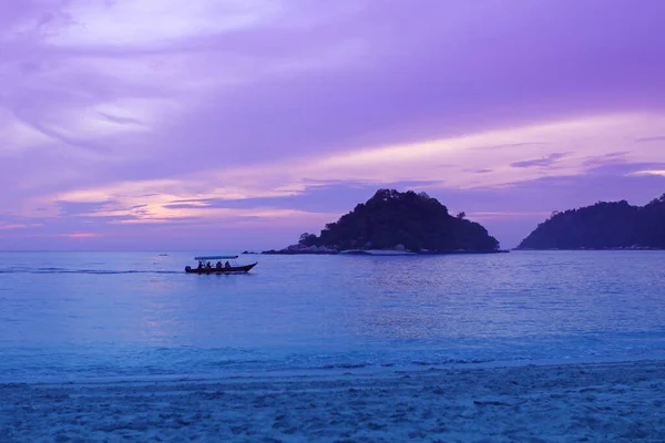 Hermosa Puesta Sol Romántica Púrpura Mar Islas Oscurecidas Distancia Asia — Foto de Stock