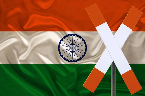 Zollschild Stopp Aufmerksamkeit Auf Dem Hintergrund Der Seidenen Nationalflagge Indiens — Stockfoto