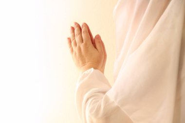 Kadın elleri, beyaz pelerinli kadınlar Tanrı 'ya dua ederek avuç içlerini kaldırdılar, dua kavramı, günah kavramı, pişmanlık, suçluluk, istek