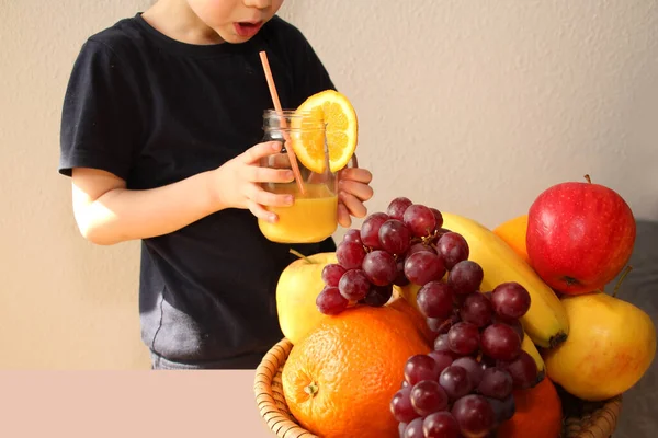 Criança Alegre Menino Segura Frasco Vidro Sua Mão Com Suco — Fotografia de Stock