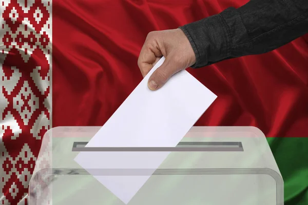 투표자는 벨로루시 투표등의 배경에 투표용지를 던진다 — 스톡 사진