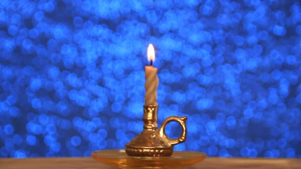 Lilin Terbakar Dengan Nyala Terang Dalam Tempat Lilin Ruangan Gelap — Stok Video
