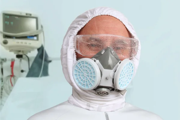 Mužský Lékař Dezinfekce Ochranném Obleku Respirátor Brýle Pozadí Ventilátoru Koncepce — Stock fotografie